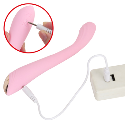 付属のUSB充電ケーブルを、ライトが点滅するまで差し込んで充電を行ってください。
