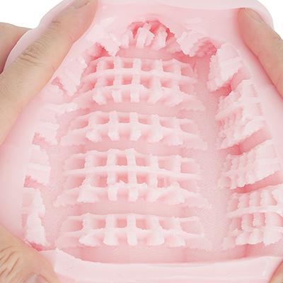 ワッフルでも焼いたかのような凹凸が個性的。構造体の表面にも細かい溝があり、この立体的なギミックが全方向からペニスを刺激します。