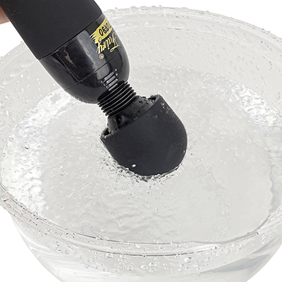 ちょっと水面に当てただけでバチバチと飛沫がハネる、ものスゴい振動です。しかも、重厚な特性のためカラダの芯まで響くんです。
