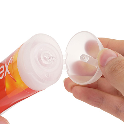 キャップは紛失の心配がない一体型。ボトルの腹は柔らかく、軽い力で押し出せるため、何のストレスもなく扱えます。