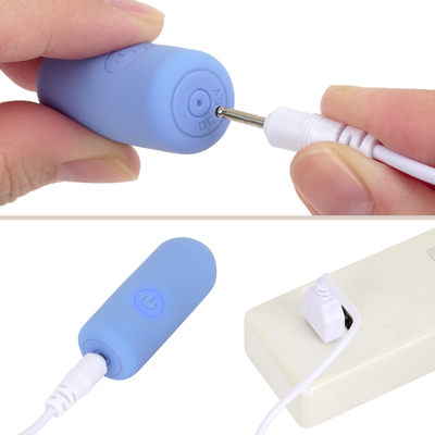 付属のUSB充電ケーブルを、ライトが点滅するまで差し込んで充電を行ってください。約50分の充電で最大約60分の連続使用が可能です。