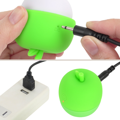 付属のUSB充電ケーブルを使ってライトが点滅するまで差し込んで充電を行ってください。