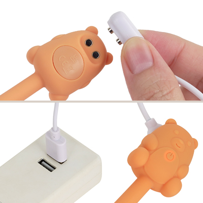 付属のマグネット式USB充電ケーブルを本体のマグネット部分につけて充電を行ってください。充電中はボタンが点滅します。