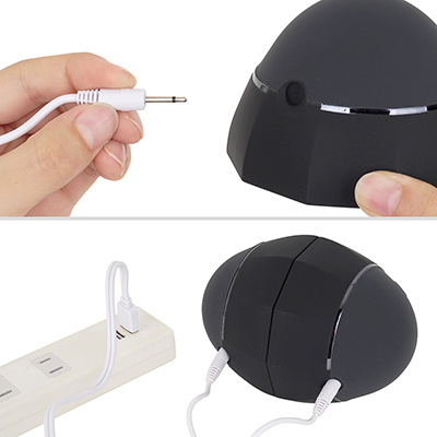専用の二股コードを使用するUSB充電式。本体との接続はプラグを突き挿します。フル充電までは約2.5時間、連続稼働は約120分です。