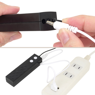 付属のUSB充電ケーブルを、ライトが点滅するまで差し込んで充電を行ってください。　※プラグは奥まで差し込み切れませんが、不良ではございません。