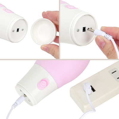 120分の充電時間で最大45分連続使用が可能です。底面を回し開け、電源ボタンが点滅するまで、付属のUSBケーブルを差し込んで充電を行ってください。　※プラグは奥まで差し込み切れませんが、不良ではございません。