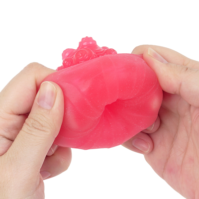 裏に返して使用することで、強力な締めつけ感と大粒のデコボコ刺激を実現。
