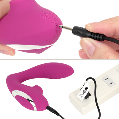 付属のUSB充電ケーブルを、ライトが点滅するまで差し込んで充電を行ってください。約150分の充電で最大約90分の連続使用が可能です。充電中はボタンが点滅し、満充電で点灯します。