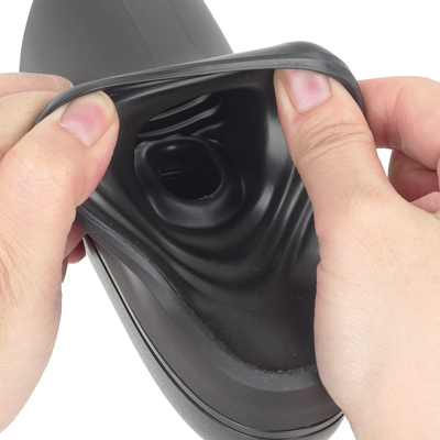 スリーブ側は柔らかいシリコン素材で、ニオイやベタ付きはなく、とても快適です。内部にタッチセンサー機能を搭載しており、ペニスを入れると底部に配置されたエアプレッシャー機能が自動的に起動し、脈打つような刺激を与えて激しいオーガズムに導きます。肌から離せばすぐに停止するので、もしもの時でも慌てることなく安心です。