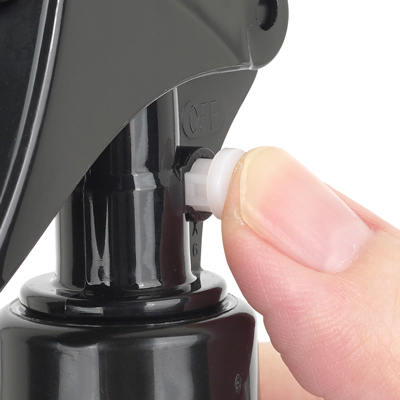 白いボタンをカチッと押すと、スプレーの発射が可能（ON）となります。裏側から押すと発射不可（OFF）となりますので持ち運び時にも便利です。
