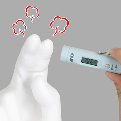 指の先端が人肌より少しあたたかいくらいに加熱され、挿入時のヒヤッとした不快さをなくします。熱くなりすぎないのもグッド。