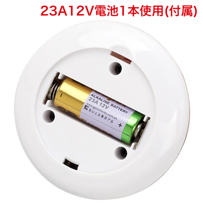 リモコンはすぐに使える電池交換式。写真の向きに合わせて電池をセットしてください。　※付属の電池は「動作確認用テスト電池」です。