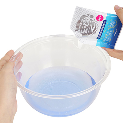 【使用手順１】まずは、水（画像は着色済み）をはった容器に、少しずつ粉末を入れていきます。標準粘度でつくる場合、360mlの液体に対し、本作約２ｇを使用してください。