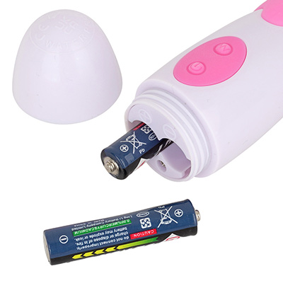電源は単四電池×２本（別売）です。底部キャップを回して、正しい向きでセットしてください。もう一度いいます。電池は付属しません。