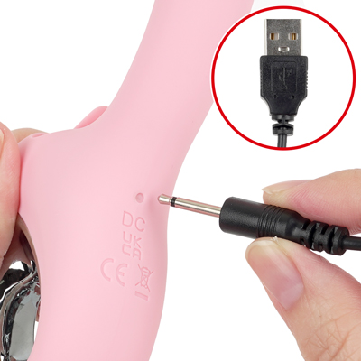 付属のUSB充電ケーブルを、ライトが点滅するまで差し込んで充電を行ってください。約60分の充電で最大約30分の連続使用が可能です。