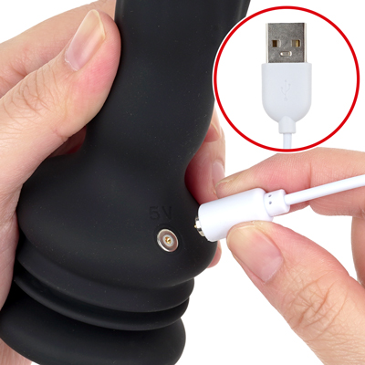 付属のマグネット式USB充電ケーブルを本体のマグネット部分につけて充電を行ってください。約180分の充電で最大約60分の連続使用が可能です。充電中はボタンが点滅し、満充電で点灯します。