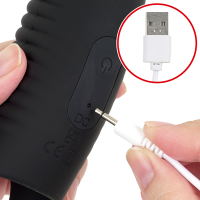 付属のUSB充電ケーブルを、ライトが点滅するまで差し込んで充電を行ってください。約90分の充電で最大約50分の連続使用が可能です。