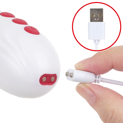 付属のマグネット式USB充電ケーブルを本体のマグネット部分につけて充電を行ってください。充電中はボタンが点滅します。