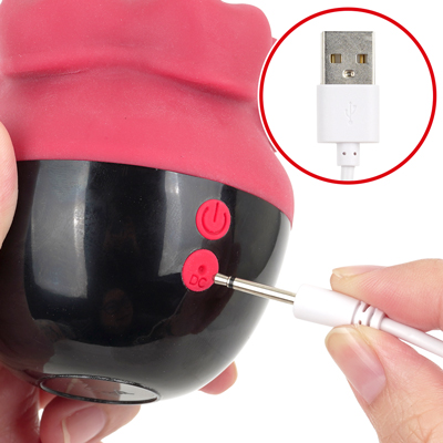 付属のUSB充電ケーブルを差し込んで充電を行ってください。充電中はライトが点滅します。