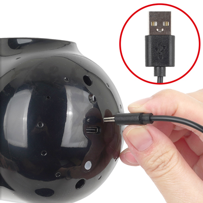 付属のUSB充電ケーブルを、バッテリーマークが点滅するまで差し込んで充電を行ってください。約180分の充電で最大約60～100分の連続使用が可能です。充電中はバッテリーマークが点滅し、満充電で点灯します。