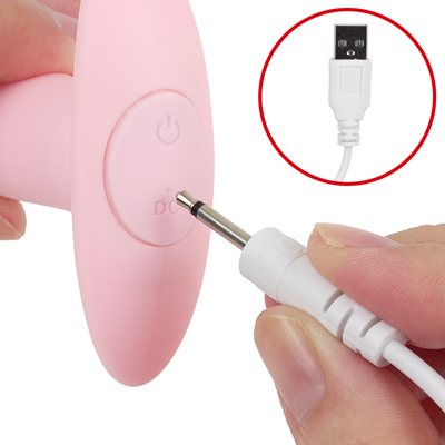 付属のUSB充電ケーブルを使ってライトが点滅するまで差し込んで充電を行ってください。約45分の充電で最大約50分の連続使用が可能です。　※プラグは奥まで差し込み切れませんが、不良ではございません。