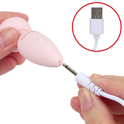 付属のUSB充電ケーブルを使ってライトが点滅するまで差し込んで充電を行ってください。約20分の充電で最大約60分の連続使用が可能です。