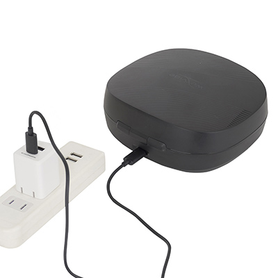 ケースを閉じるとじつにスマートで、アダルト感もゼロ。充電ケーブルは両側ともUSB-C端子で、フル充電まで約1.5時間、連続稼働は約120分とハイスペックです。