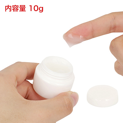 印刷のないシンプルな容器にたっぷりのクリームが詰まっています。一回の使用量が少ないので、６～８回くらいは使えそう。