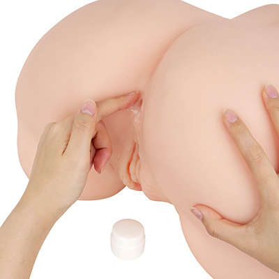 アナル周辺に適量を塗り塗り。男女兼用なので、男性の激しいアナニーにも対応します。ケツイキしまくりましょう。