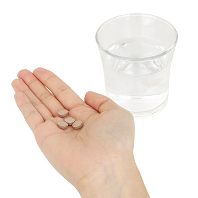 １日１袋（４粒）を目安に、水またはお湯と一緒にお召し上がりください。食生活は主食・主菜・副菜を基本に、バランスよく摂取しましょう。