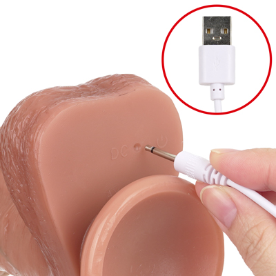 付属のUSB充電ケーブルをDCジャックに差し込んで充電を行ってください。約３時間の充電で最大約50分の連続使用が可能です。充電中はライトが点滅し、満充電で点灯します。