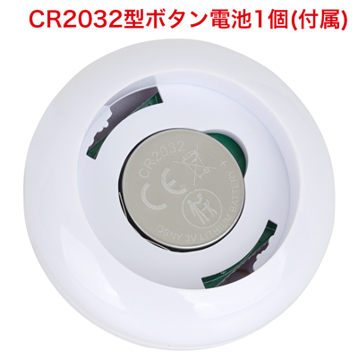 リモコンはすぐに使える電池交換式。写真の向きに合わせて電池をセットしてください。　※付属の電池は「動作確認用テスト電池」です。