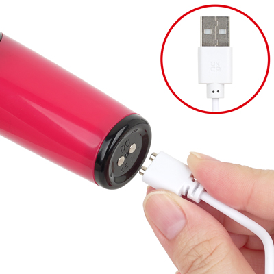 付属のマグネット式USB充電ケーブルを本体底のマグネット部分につけて充電を行ってください。約１時間の充電で最大約2.5時間の連続使用が可能です。充電中はボタンが点滅し、満充電で点灯します。