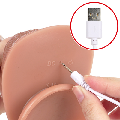 付属のUSB充電ケーブルをDCジャックに差し込んで充電を行ってください。約３時間の充電で最大約50分の連続使用が可能です。充電中はライトが点滅し、満充電で点灯します。