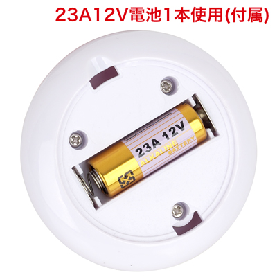リモコンはすぐに使える電池交換式。写真の向きに合わせて電池をセットしてください。　※付属の電池は「動作確認用テスト電池」です。