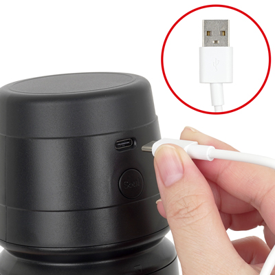 付属のUSB充電ケーブルをヘッド裏にある充電ポートに差し込んで充電してください。約１ー２時間の充電で最大約１時間の連続使用が可能です。
