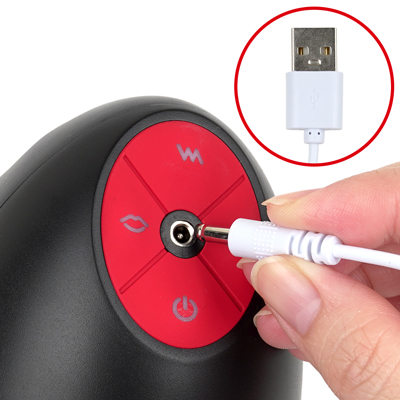操作パネルの中心にある突起を引き抜くと充電孔があります。ここに付属の充電ケーブルのピン先を差し、もう一方をUSB電源に差し込むと充電を開始します。約120分の充電で最大約55分の連続使用が可能です。充電中はボタンが点滅し、満充電で点灯します。　