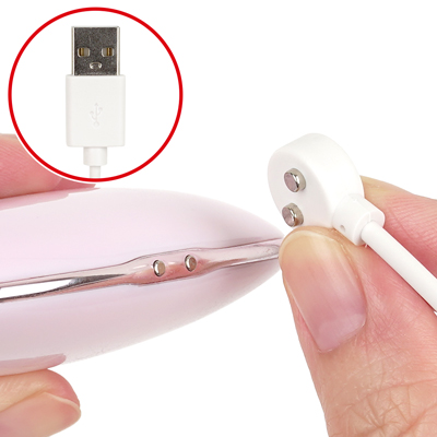 付属のマグネット式USB充電ケーブルを本体のマグネット部分につけて充電を行ってください。充電中はボタンが点滅します。