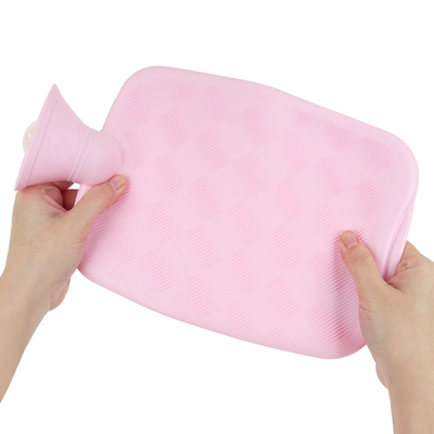湯たんぽは破れにくく丈夫な素材！ソフトタイプでやわらかいので、やさしく体にフィットします。