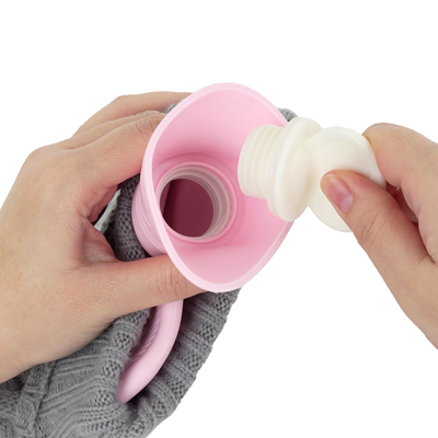 キャップを回して外し、80℃以下に冷ましたお湯を、本体の８割（1.6Ｌ）程度までゆっくりと注ぎ、一度キャップを締めます。キャップを少しゆるめ、中の空気をゆっくり抜いてから再びしっかりと締めてください。