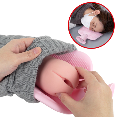 お湯を入れて湯たんぽとして、水を入れて水枕としてご使用いただけます。オナホを入れておけば、じんわりと人肌程度に温めることも可能です。まるで体温のような自然なあたたかさで、使用時の満足感がぐっとアップします
