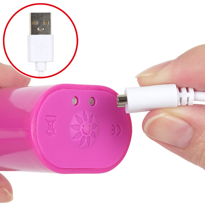 付属のマグネット式USB充電ケーブルを、本体底部にあるマグネット部分につけて充電を行ってください。約70分の充電で最大約60分の連続使用が可能です。充電中はボタンが点滅し、満充電で点灯します。