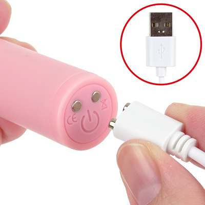 付属のマグネット式USB充電ケーブルを本体のマグネット部分につけて充電を行ってください。約90分の充電で最大約60分の連続使用が可能です。