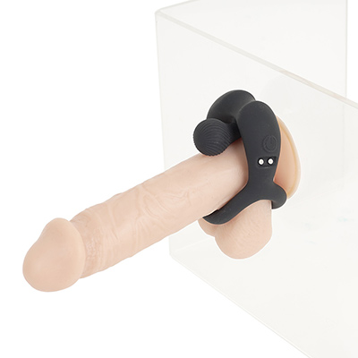 基本の装着スタイルはローターが竿上。セックス中、相手のクリに振動を与えつつ、増強したペニスでハッスルします。