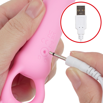 付属のUSB充電ケーブルを使ってライトが点滅するまで差し込んで充電を行ってください。約70分の充電で最大約60分の連続使用が可能です。
