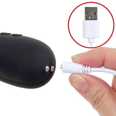 付属のマグネット式USB充電ケーブルを本体のマグネット部分につけて充電を行ってください。