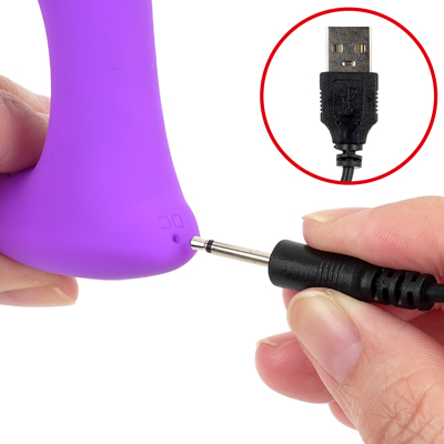 付属のUSB充電ケーブルを使ってライトが点滅するまで差し込んで充電を行ってください。
