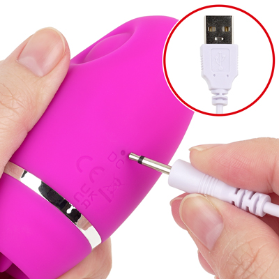 付属のUSB充電ケーブルを使ってライトが点滅するまで差し込んで充電を行ってください。