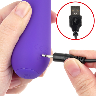 付属のUSB充電ケーブルを使ってライトが点滅するまで差し込んで充電を行ってください。