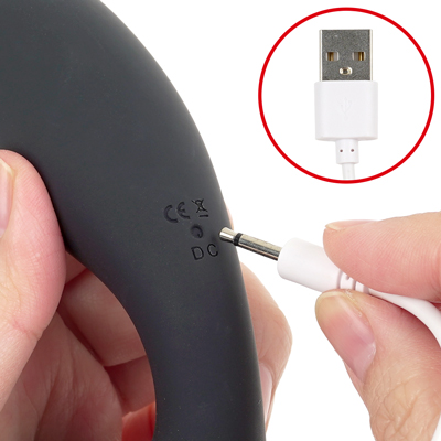 付属のUSB充電ケーブルをDCジャックに差し込んで充電を行ってください。満充電で最大約40分の連続使用が可能です。